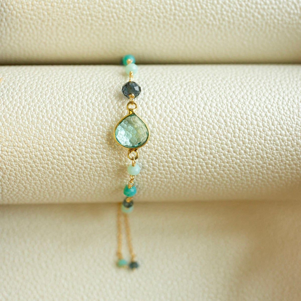 Heart-shaped natural gemstone bracelet, detail view — Everlyne