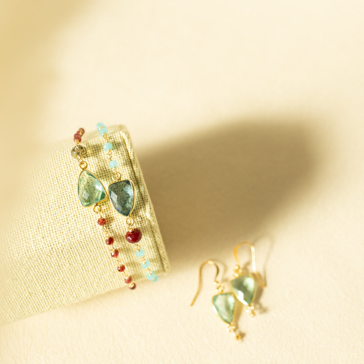 Faceted gemstone Isla bracelet in 14k gold vermeil, adjustable slider clasp - Everlyne (view 3)