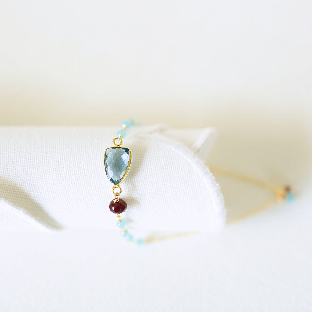 Faceted gemstone Isla bracelet in 14k gold vermeil, adjustable slider clasp - Everlyne (view 12)