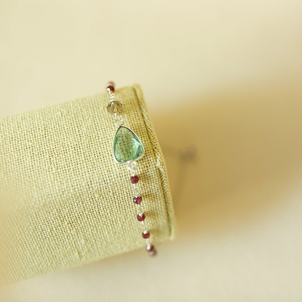 Faceted gemstone Isla bracelet in 14k gold vermeil, adjustable slider clasp - Everlyne (view 17)